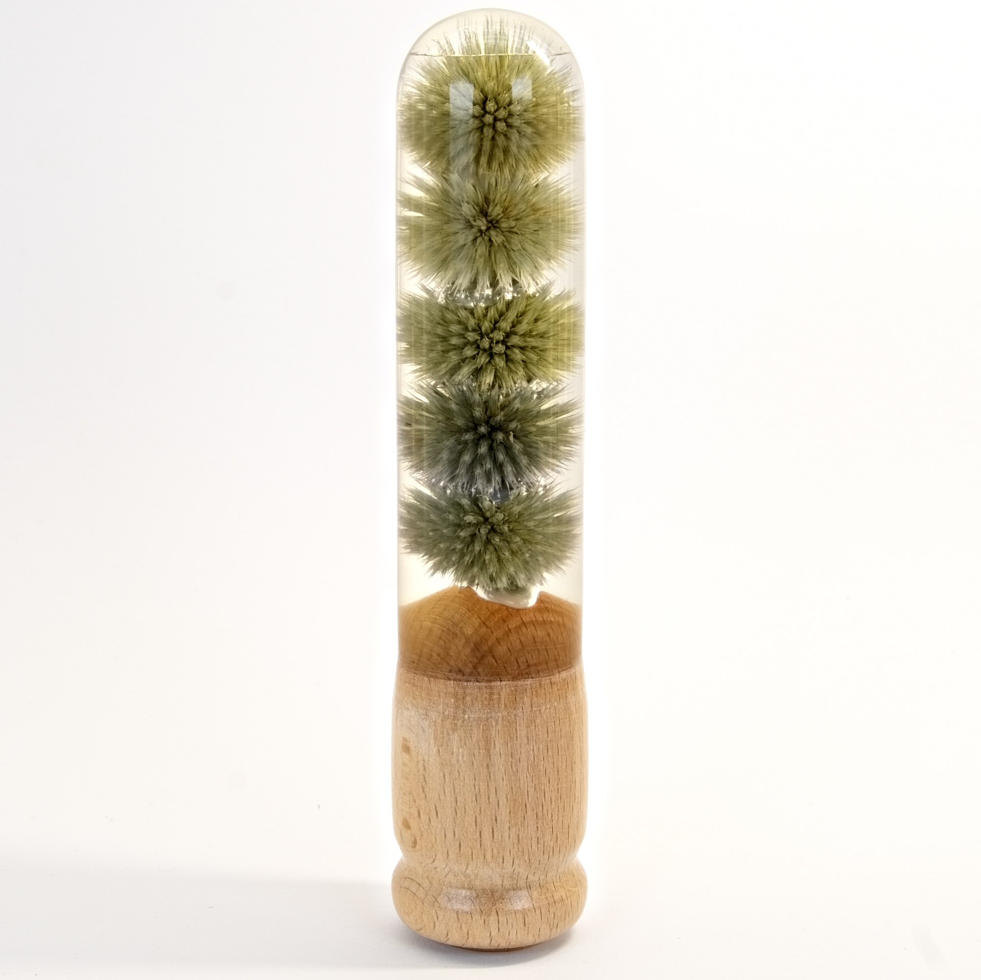 Holzdildo mit Disteln aus Epoxidharz – Buche