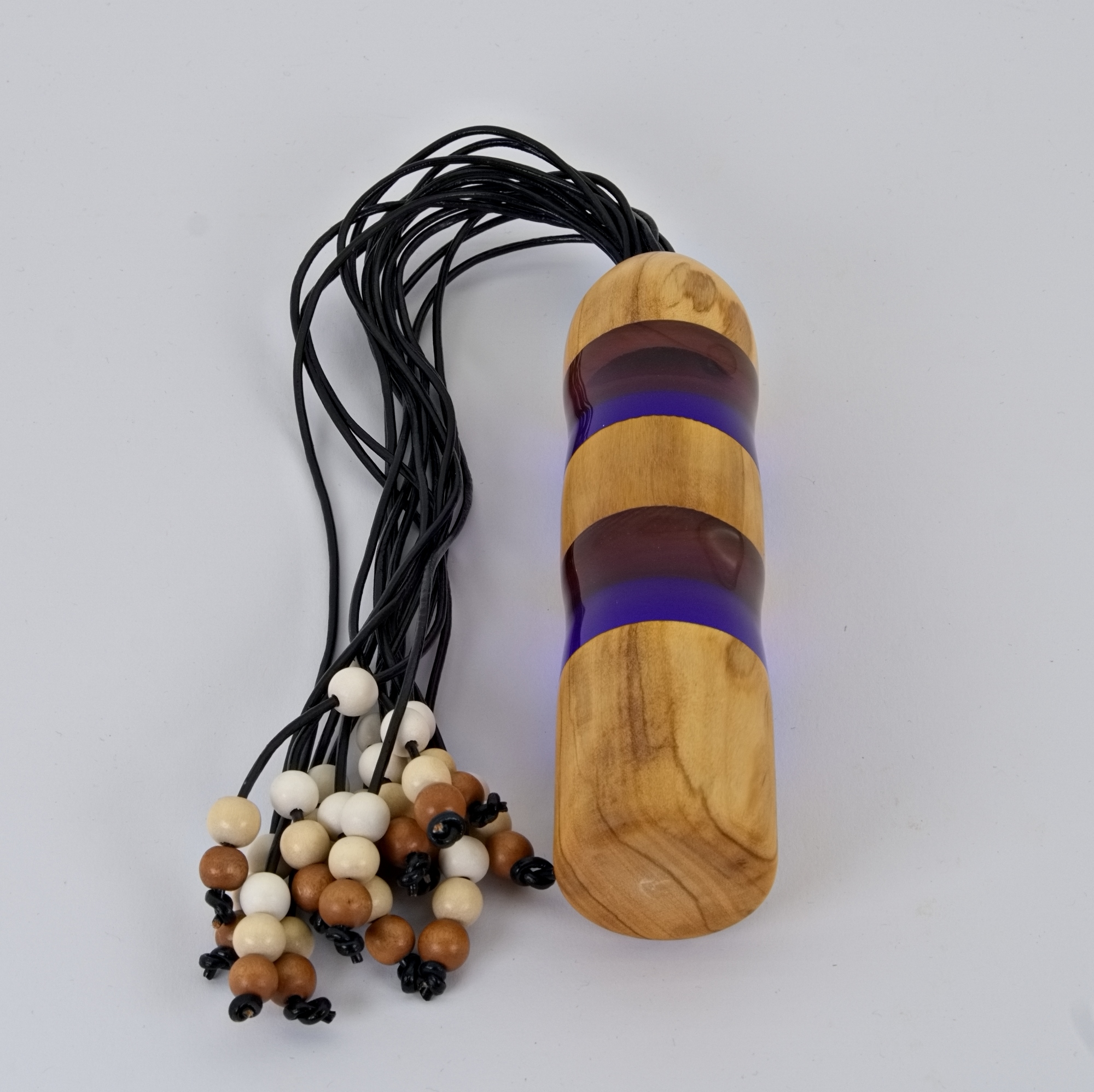 BDSM Flogger aus Holz mit Lederbändern & Holzkugeln