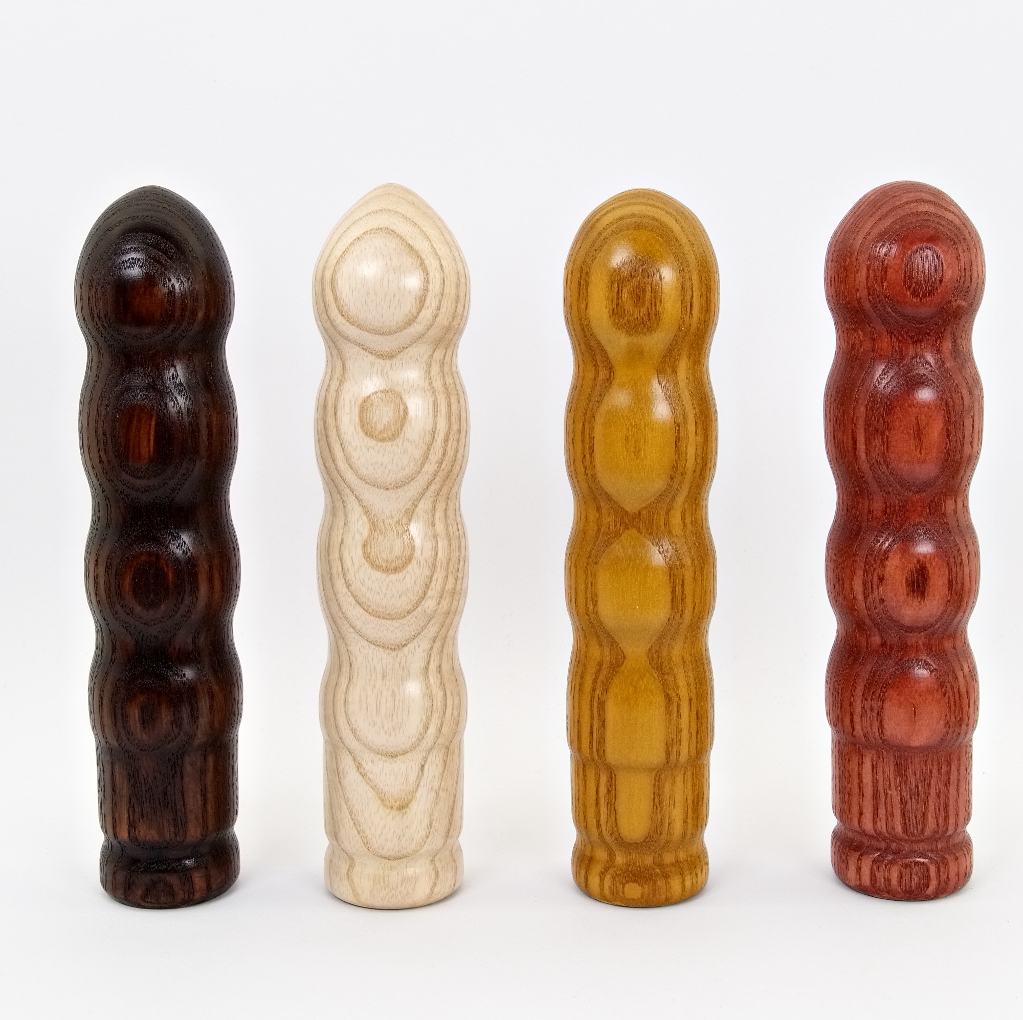 Holzdildo aus Eschenholz – Handgefertigt in 4 Farben und 2 Größen